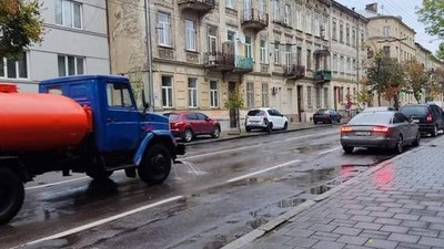 У Львові вулиці міста поливали водою після дощу (ФОТО)