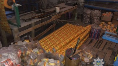 На Львівщині «накрили» підпільний завод з виробництва паперових рушників і серветок