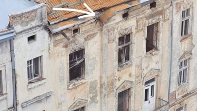 У Львові дах аварійної будівлі загрожує перехожим