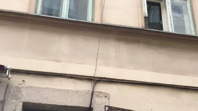 У Львові туристам на голову ледь не падають розбиті шибки (ФОТО)