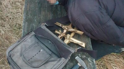Біля Львова поліція затримала на кладовищі серійного злодія (ФОТО)