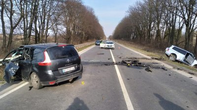 Біля Львова п'яний водій легковика врізався в позашляховик, яким керував 15-річний підліток