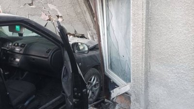 У Львові пʼяна жінка за кермом влетіла у будинок (ФОТО, ВІДЕО)