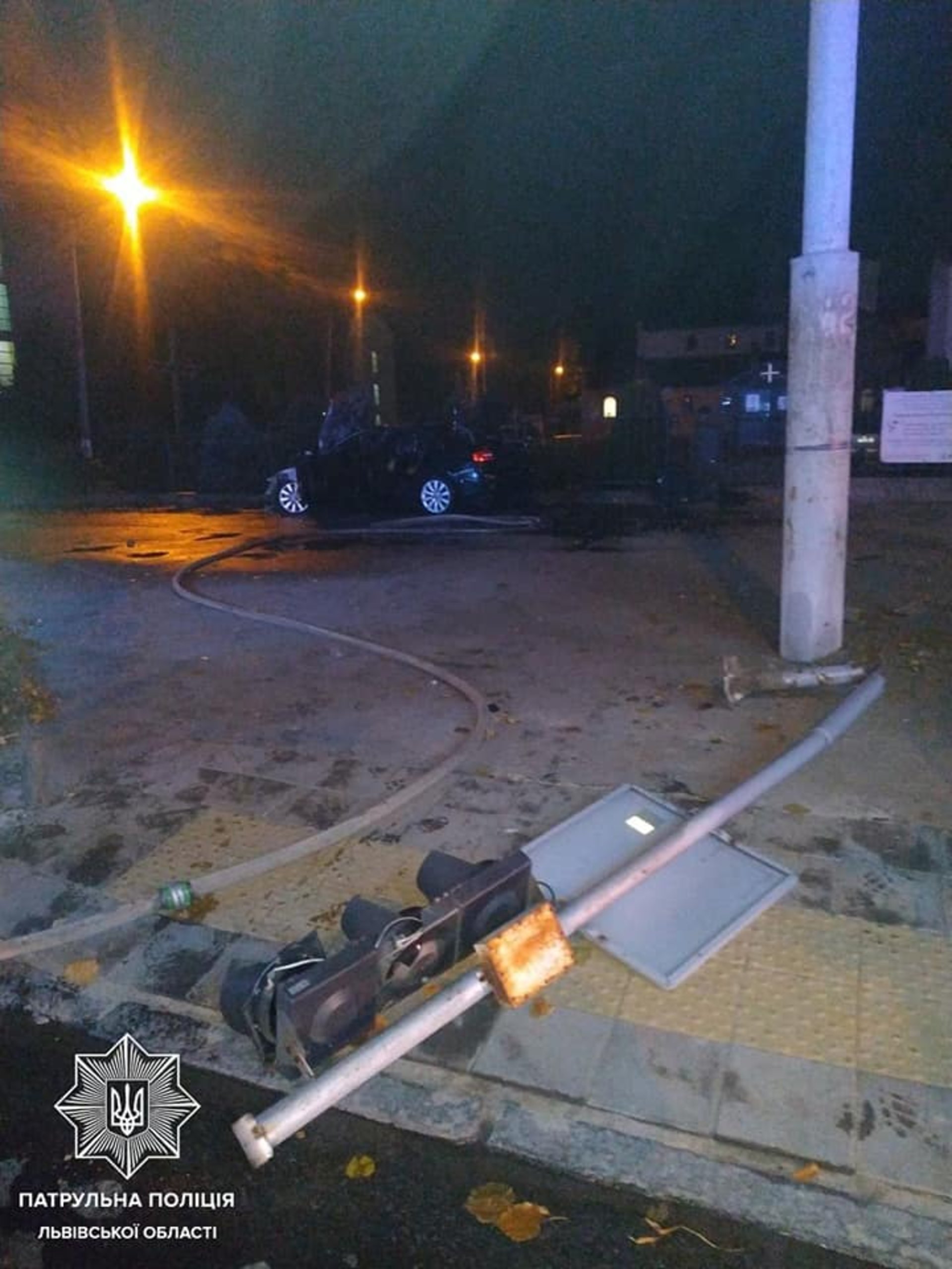 У Львові на світанку п’яний водій Audi розтрощив світлофор та огорожу