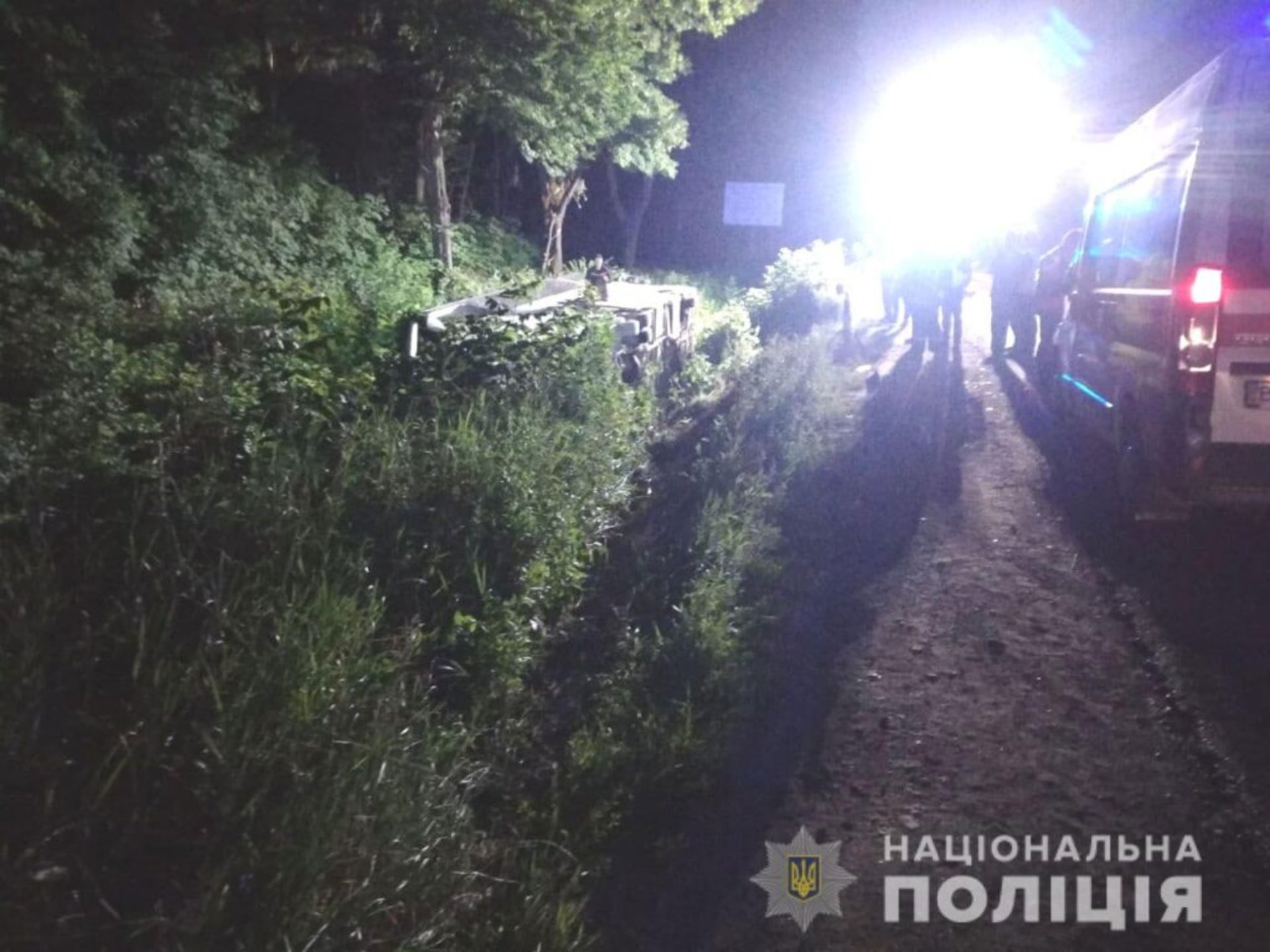 На Рівненщині автобус вилетів у кювет, 16 осіб постраждало