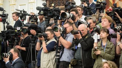 Довіряйте лише фактам і не здавайтеся, – Порошенко привітав журналістів з професійним святом