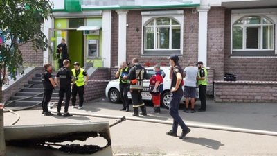 У Києві жінка намагалась пограбувати банк (ФОТО, ВІДЕО)