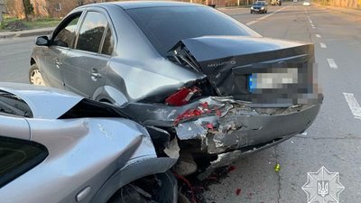 У Львові п’яний водій Opel Zafira влетів у Ford Mondeo (ФОТО)