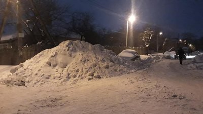 У Львові комунальників просять прибрати гору снігу (ФОТО)