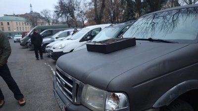 Волонтери з Латвії доправили на Львівщину ще 16 автівок