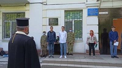 На фасаді школі в Дніпрі відкрили пам'ятну дошку загиблому на Донбасі бійцеві Сергію Валаху (ВІДЕО)