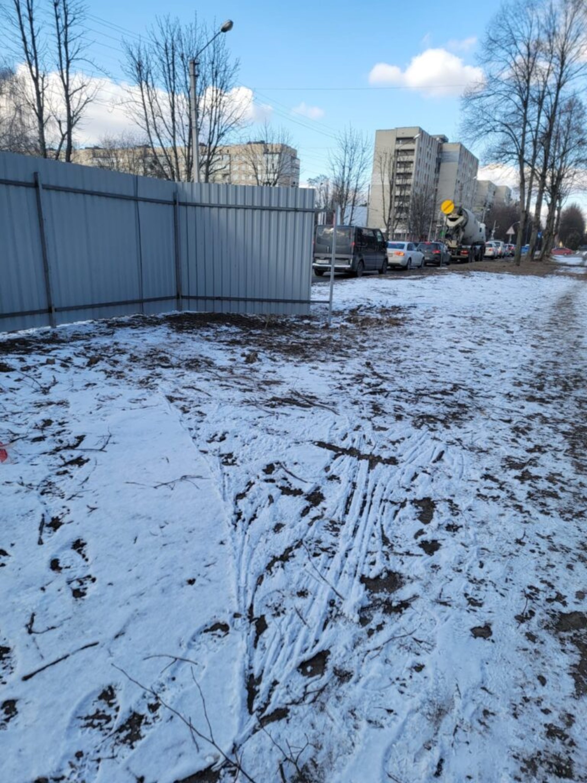 У Львові на місці скандального будівництва зрізали дерева, фото Четверта студія