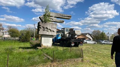 У Червонограді демонтували памʼятник герою радянського союзу