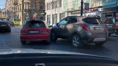 У центрі Львова не розминулись автомобілі (ФОТО)