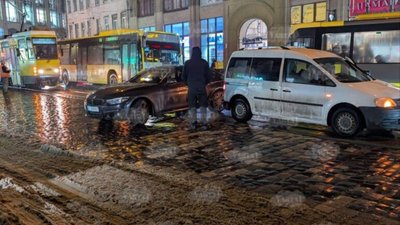 У Львові автомобіль перекрив центральну вулицю