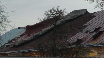 На Львівщині буревій зриває дахи, руйнує зупинки і валить бетонні стовпи (ФОТО)