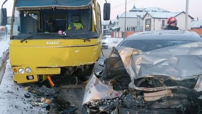 На Львівщині пасажирський автобус зіткнувся з автомобілем (ФОТО)