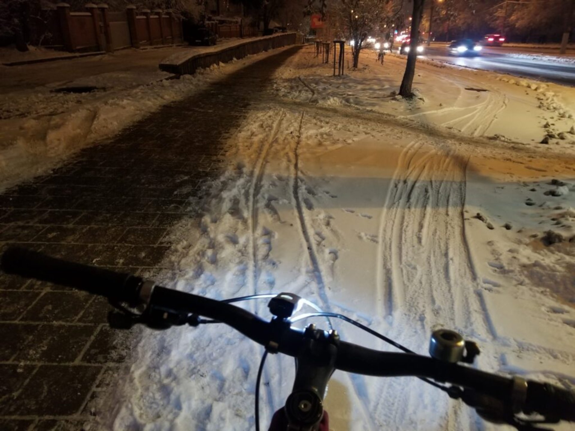 У Львові велодоріжки припали снігом, фото ГЛМЛ
