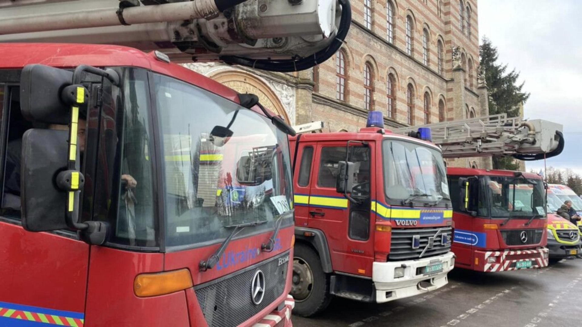 Українці із Люксембурга передали 16 автомобілів екстерної медичної допомоги