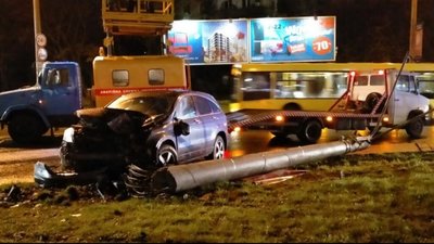 На перехресті вулиць Кульпарківська – Наукова автомобіль зруйнував опору контактної мережі (ФОТО)