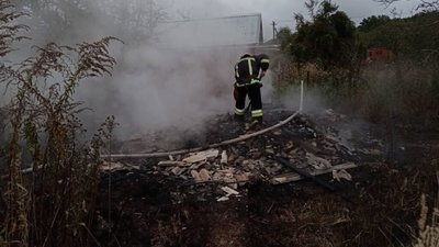 На Львівщині вигорів дерев’яний дачний будинок (ФОТО)