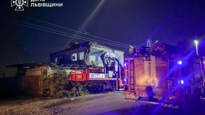 У Куликові безпілотник впав на господарську будівлю