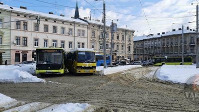 У Львові не розминулись дві маршрутки (ФОТО)