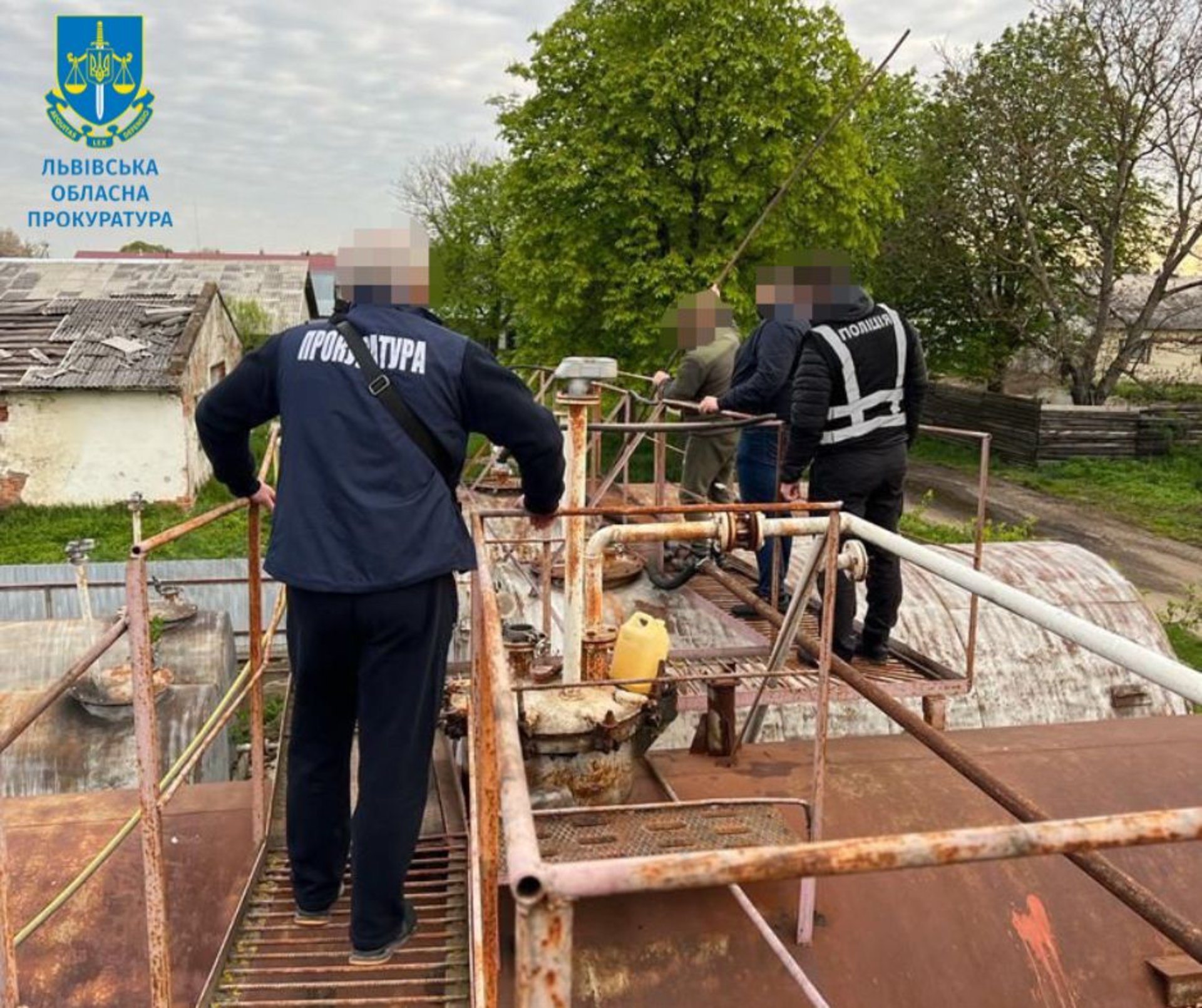 На Львівщині викрили підпільний завод із виробництва палива