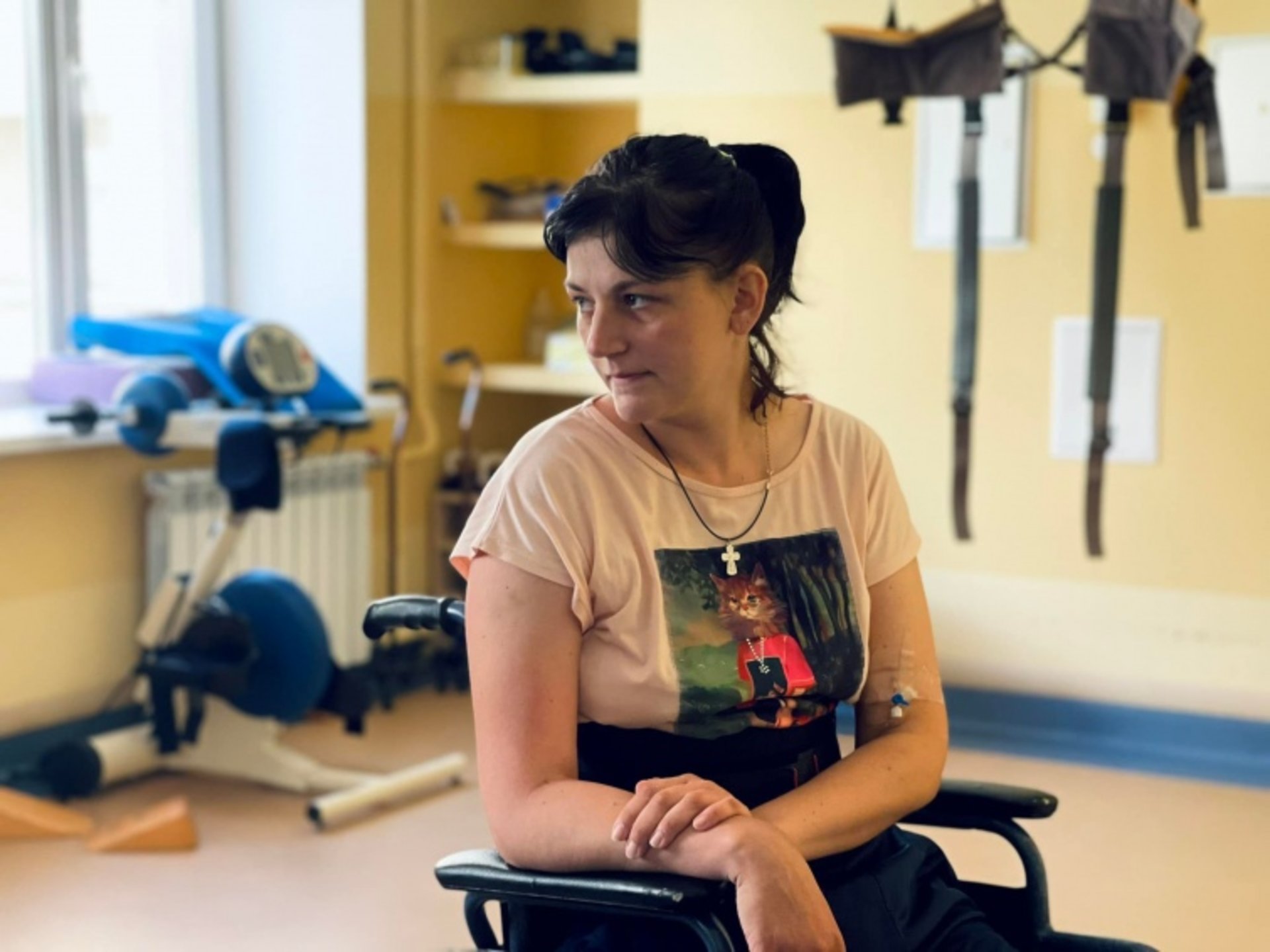 Прикривала сина собою: у Львові врятували жінку, в хребет якої влучив уламок ракети