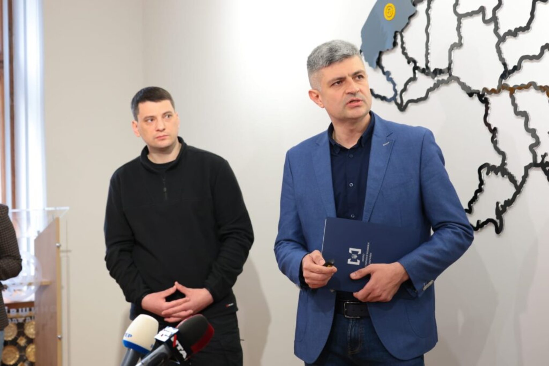 На Львівщині виявили склад гуманітарних товарів невідомого походження