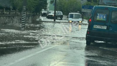 На Львівщині затопило дорогу