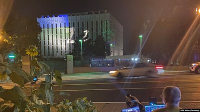 У Вашингтоні на будівлю посольства росії спроектували роботи українського художника