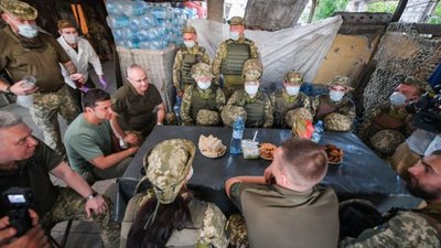 Зеленський: Із військовими інколи треба випити, що я і роблю