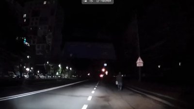 У Львові пішохід вночі гуляв проїжджою частиною дороги (ВІДЕО)