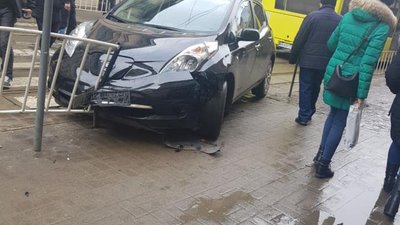 У Львові автомобіль вилетів на тротуар (ФОТО)
