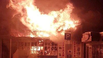 Вибухи і відсутність води: у Пустомитах згорів магазин автотоварів (ВІДЕО)