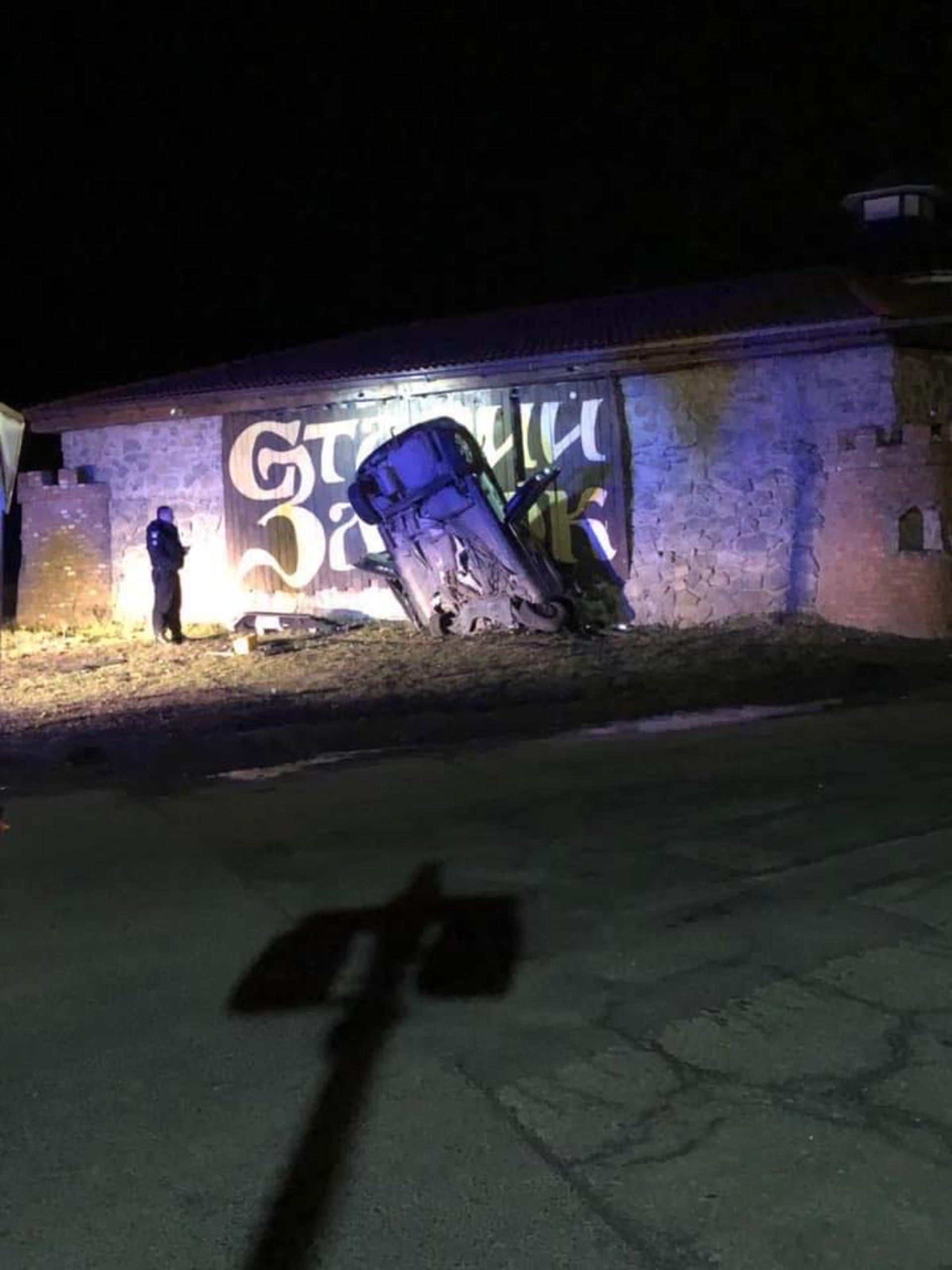 У Вінниці автомобіль влетів у стіну замку: водій загинув. Фото Варта-1