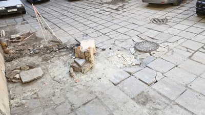 У центрі Львова провисає бруківка
