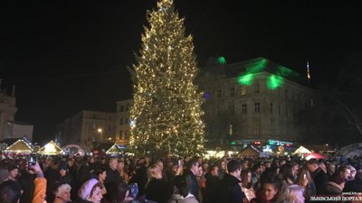 Біля головної ялинки Львова за ніч накидали п’ять вантажівок сміття