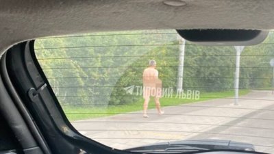 У Львові на вулиці гуляв голий чоловік (ФОТО)