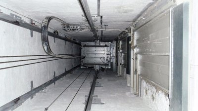 Відбувся переляком: у Львові чоловік  після падіння у 20 метрову шахту ліфта отримав перелом і садна