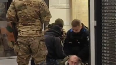 У Львові люди у військовій формі та поліція скрутили чоловіка (ВІДЕО)