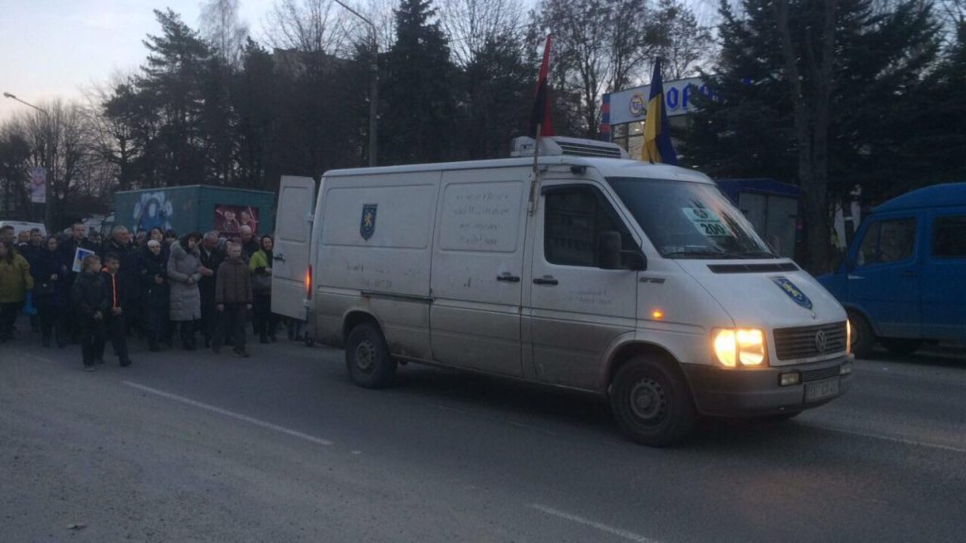 Як у Новояворівську сотні людей зустріли Героя України Богдана Слободу. Фото: 4studio.