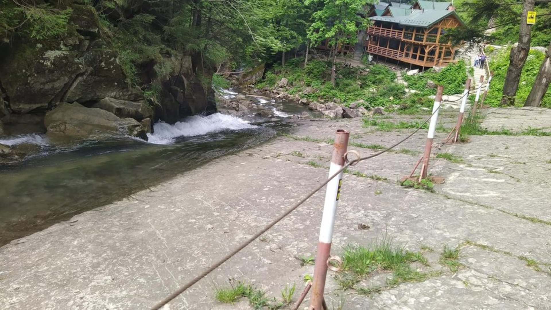У парку "Сколівські Бескиди" не ставитимуть додаткових обмежувачів біля водоспаду, фото Суспільне