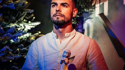 Український співак у колядці розповів історію військового, який повернувся додому на Різдво