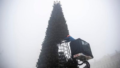 У Києві встановили ялинку (ФОТО)