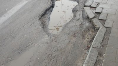 То є Львів: діри на відремонтованих дорогах (ФОТО)