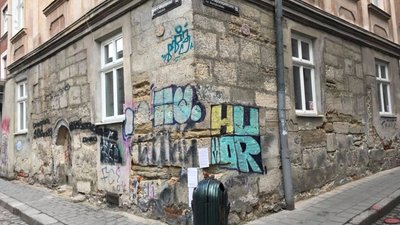 У Львові графіті знищили фасад будинку (ФОТО)