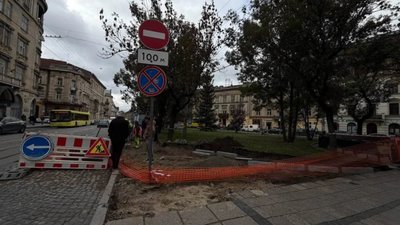 У центрі Львова Садовий взявся за улюблену роботу