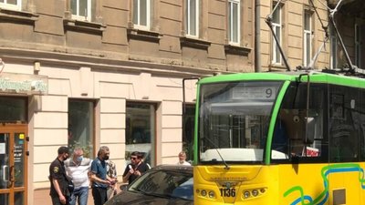 У Львові на Франка трамвай не розминувся із автомобілем (ФОТО)